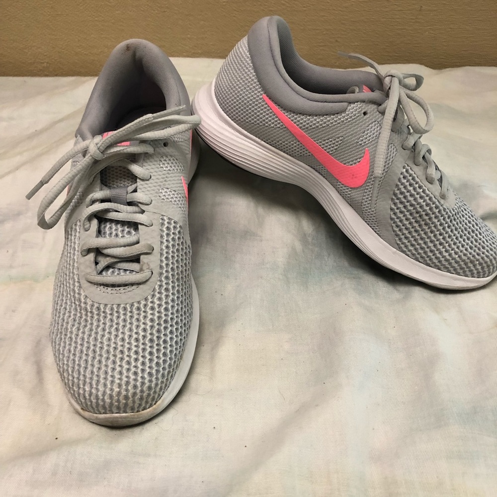 Nike Revolution 4 light gray sneakers
